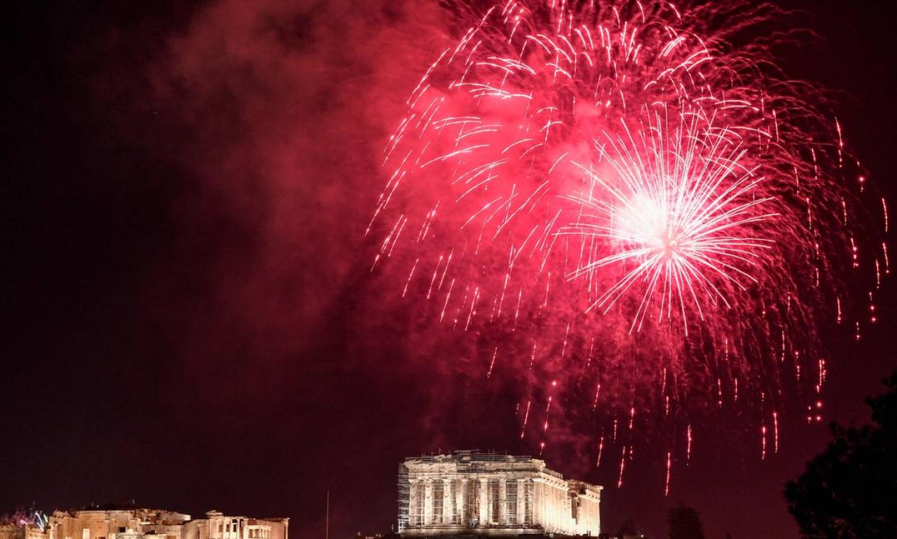 Fogos de artifício explodem sobre a Antiga Acrópole, em Atenas, durante as celebrações do Ano Novo Foto: LOUISA GOULIAMAKI / AFP