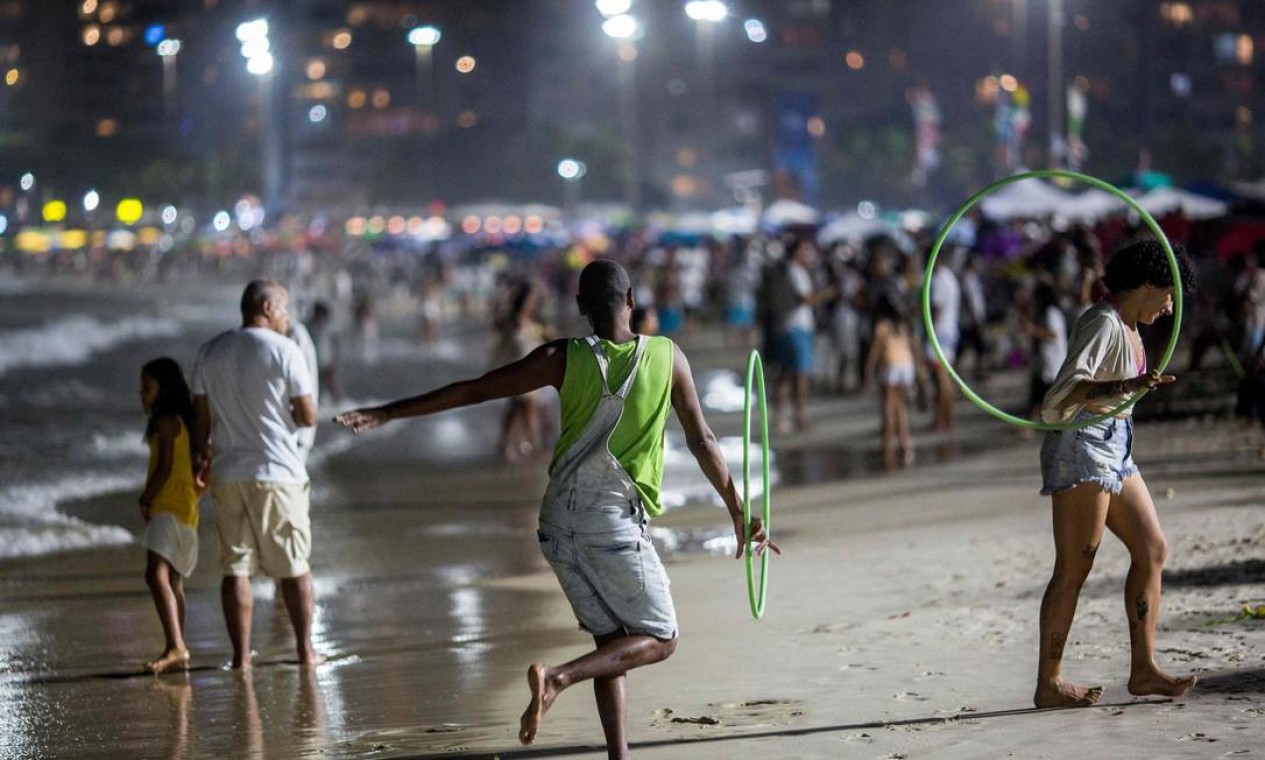 Praia de Copacabana durante a virada do ano Foto: Daniel Ramalho / AFP