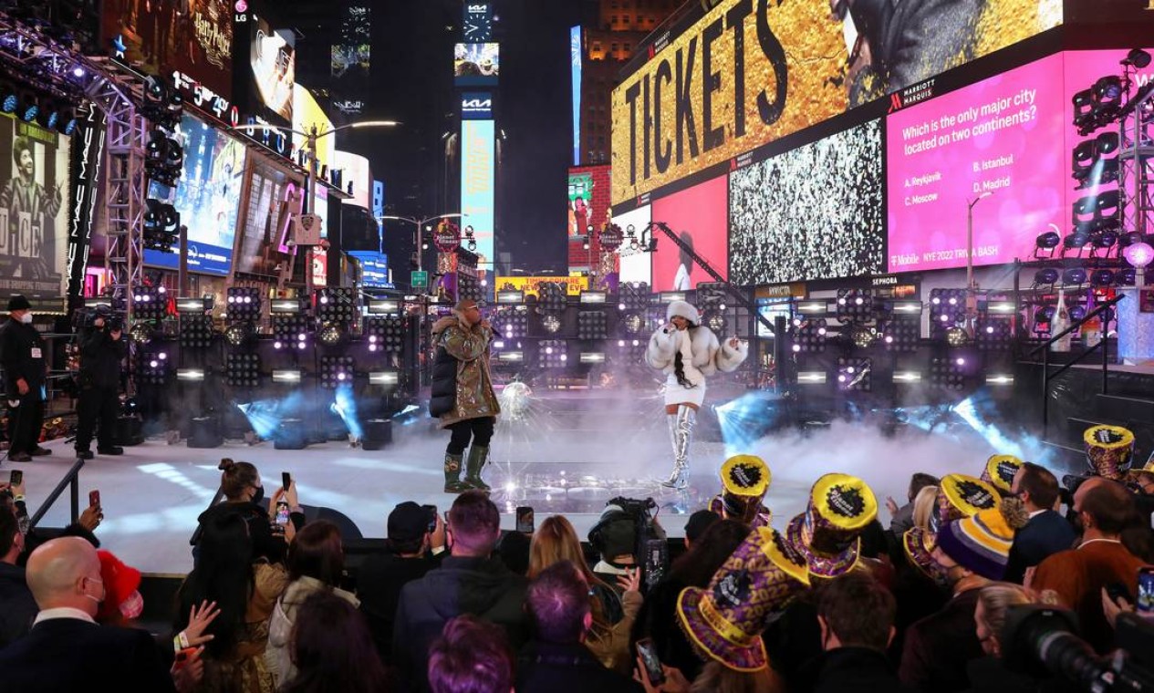 Ja Rule e Ashanti se apresentam durante as celebrações de Ano Novo na Times Square, em Manhattan, cidade de Nova York Foto: HANNAH BEIER / REUTERS