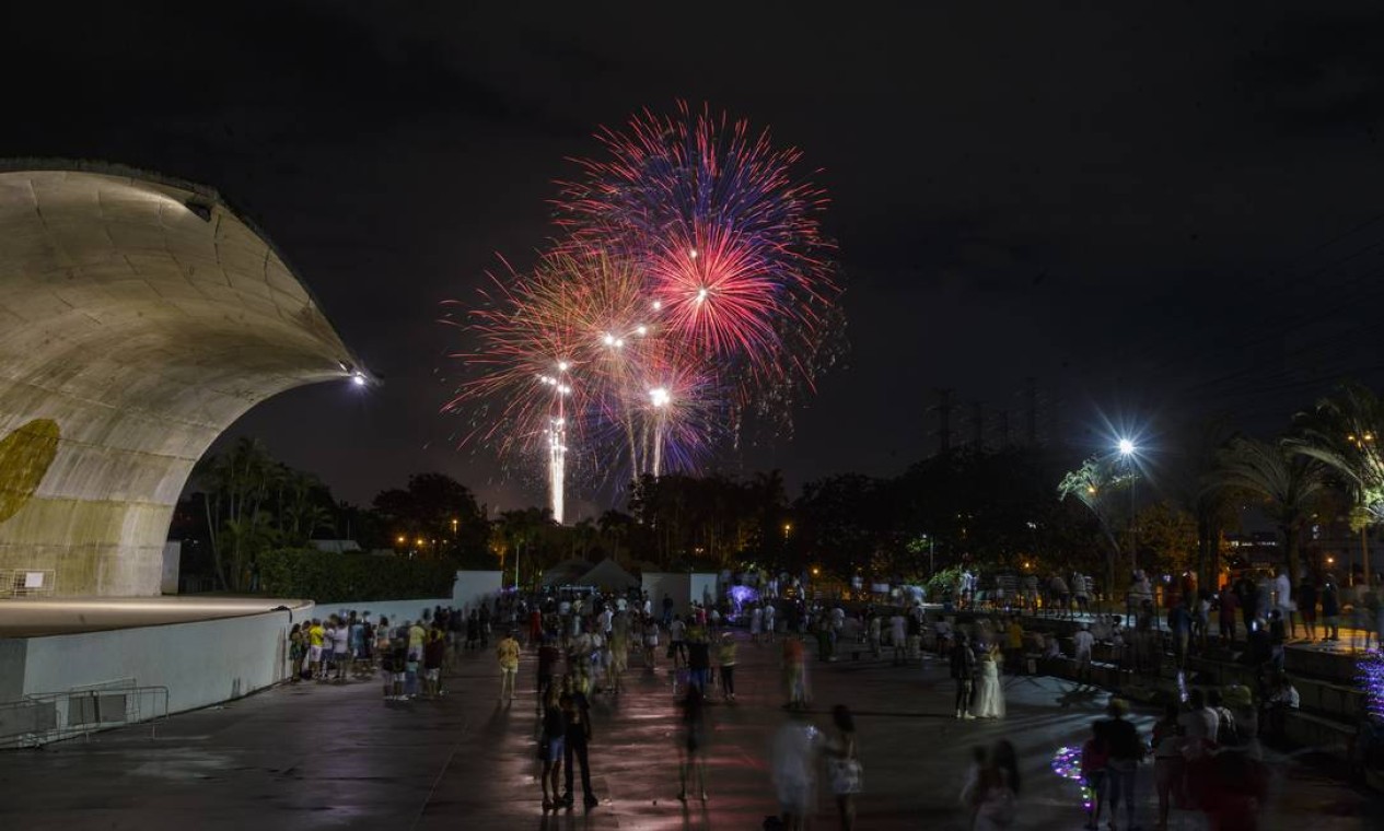 Festa para 2022 tambm na Zona Norte da cidade. Pblico assiste  queima de fogos no Parque de Madureira Foto: Alexandre Cassiano / Agncia O Globo