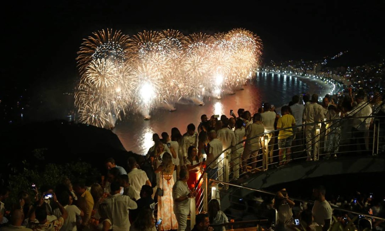 Público assiste à chegada do novo ano do alto do Morro da Urca Foto: Fabio Rossi / Agência O Globo