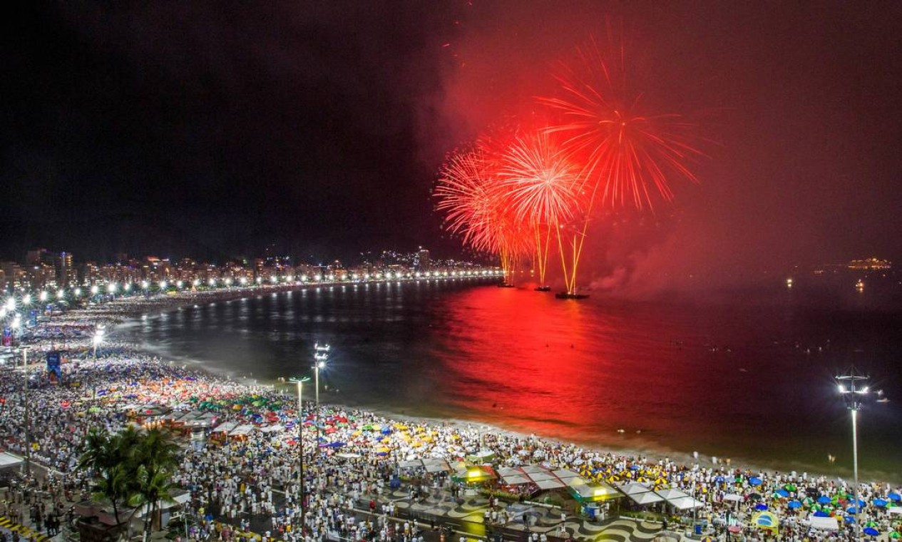 Copacabana recebeu 2022 com 15 minutos de fogos e menos público Foto: Daniel Ramalho / AFP