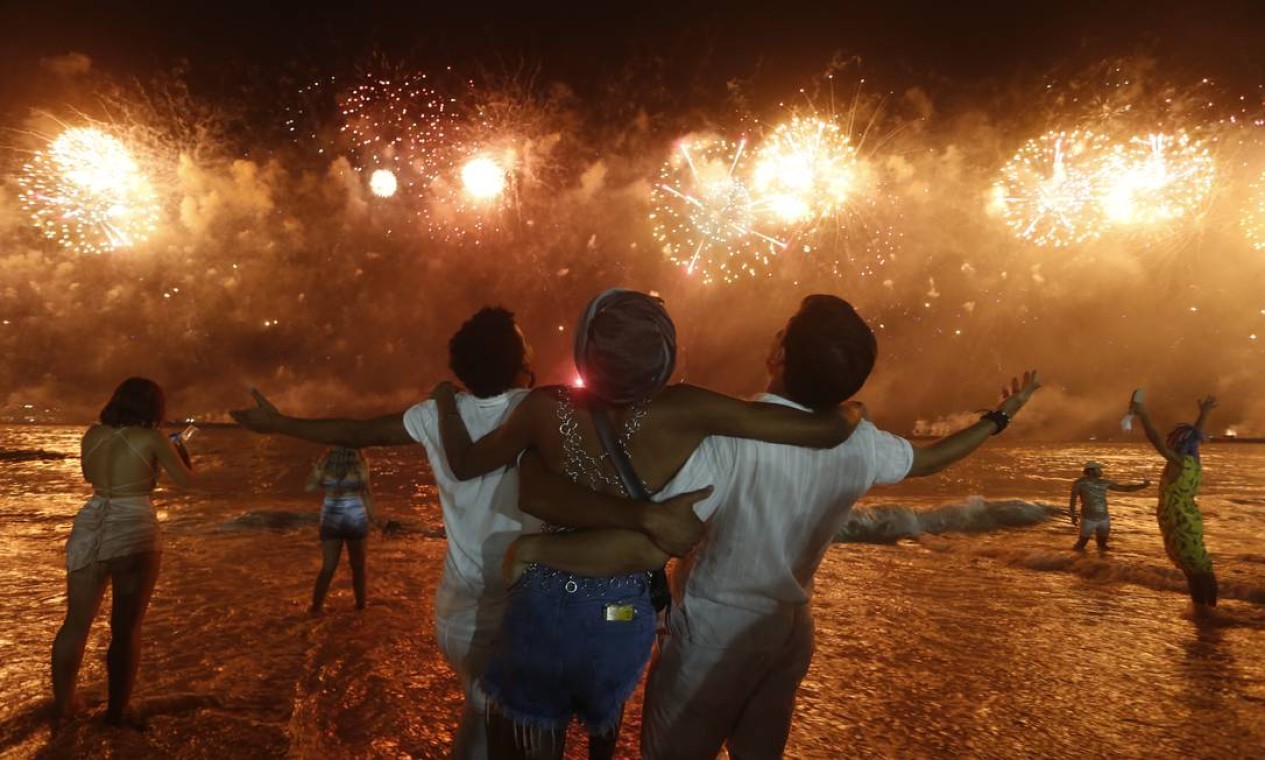 Cariocas e turistas receberam 2022 na Praia de Copacabana com um show de fogos Foto: Roberto Moreyra / Agncia O Globo