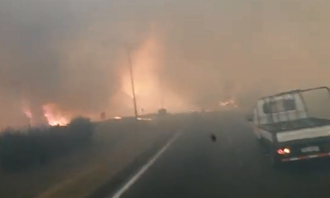 Incêndio florestal em Fortín de Santa Rosa, entre Matindia e Atlántida, no Uruguai Foto: Reprodução