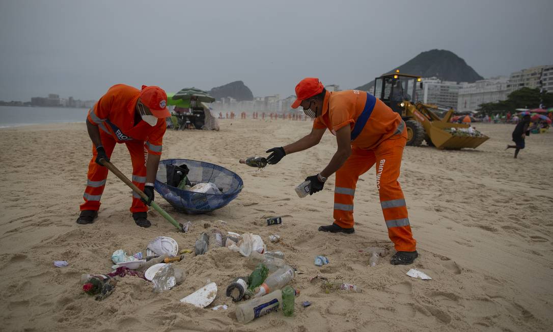 Funcionários da Comlurb fazem limpeza em Copacabana após o réveillon. Foto: Marcia Foletto / Agência O Globo