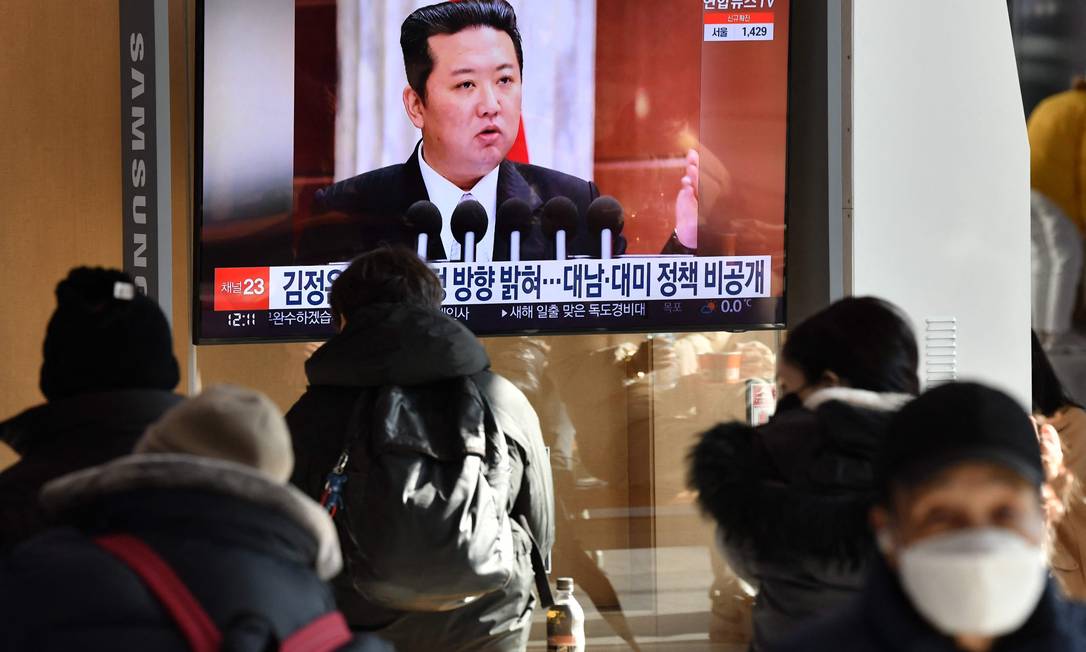 Pessoas assistem à mensagem do ditador norte-coreano, Kim Jong-un, em estação ferroviária em Seul Foto: JUNG YEON-JE / AFP
