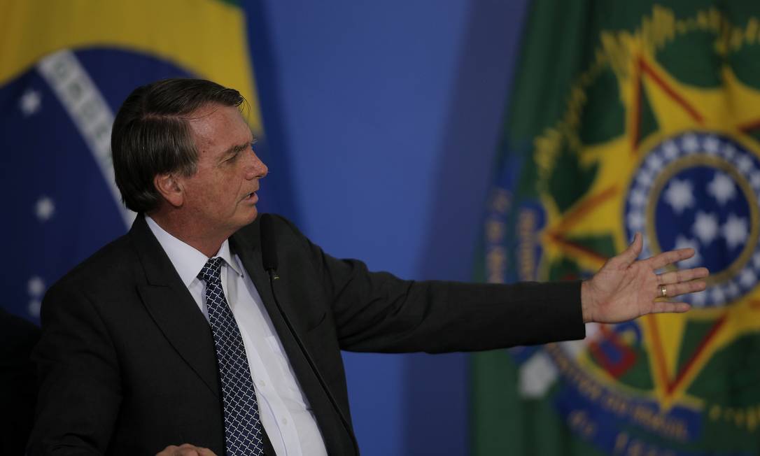 Bolsonaro em cerimônia no Planalto: presidente promoverá a maior reforma ministerial desde que o início do mandato Foto: Cristiano Mariz / Agência O Globo