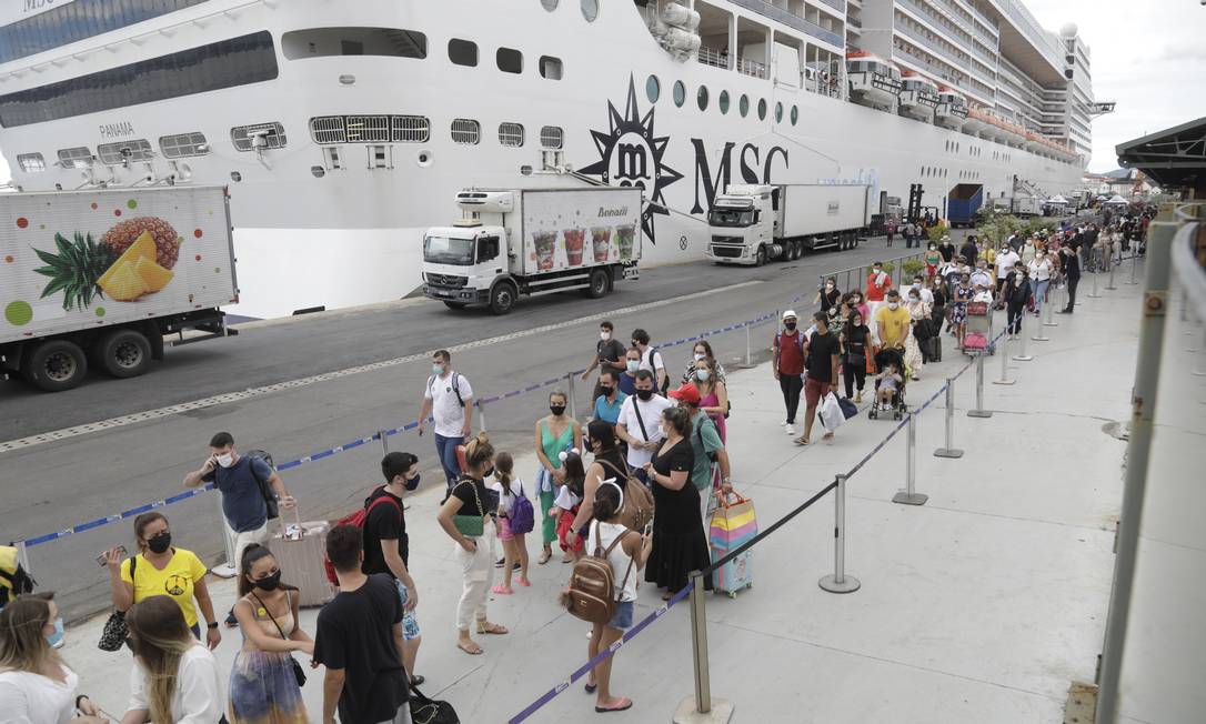 Passageiros do navio MSC Preziosa, que teve vários infectados pelo novo coronavírus, desembarcam no Porto do Rio. Foto: Gabriel de Paiva / Agência O Globo