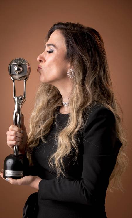 Tatá Werneck com o troféu Paulo Gustavo de Humor no &#039;Domingão com Huck&#039; Foto: Globo/ João Cotta