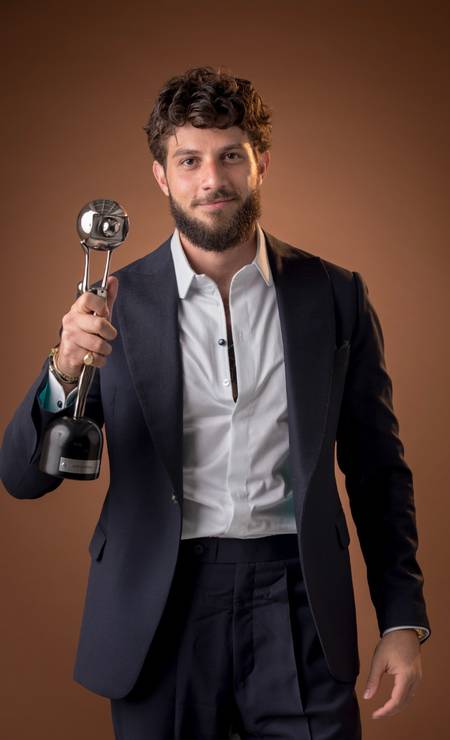 Chay Suede (Danilo, de &#034;Amor de mãe&#034;), com o troféu de melhor ator de novela Foto: Globo/ João Cotta