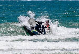 Bolsonaro tenta retomar o controle do jet ski em passeio durante as férias em Santa Catarina Foto: VILMAR BANNACH