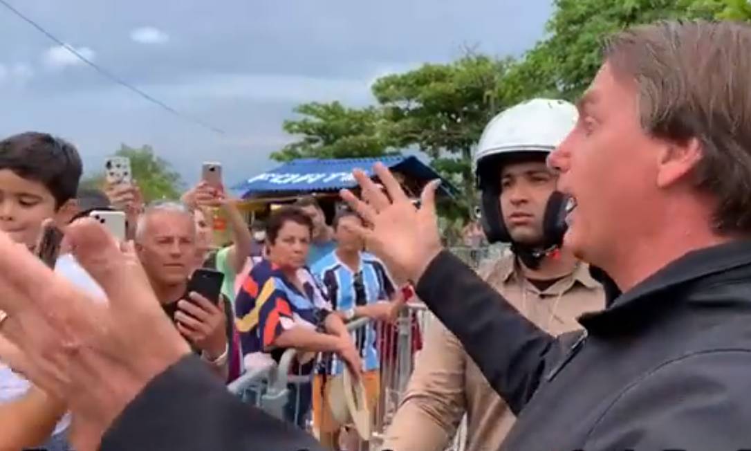Bolsonaro fala com apoiadores durante passeio por Santa Catarina Foto: Reprodução / Twitter