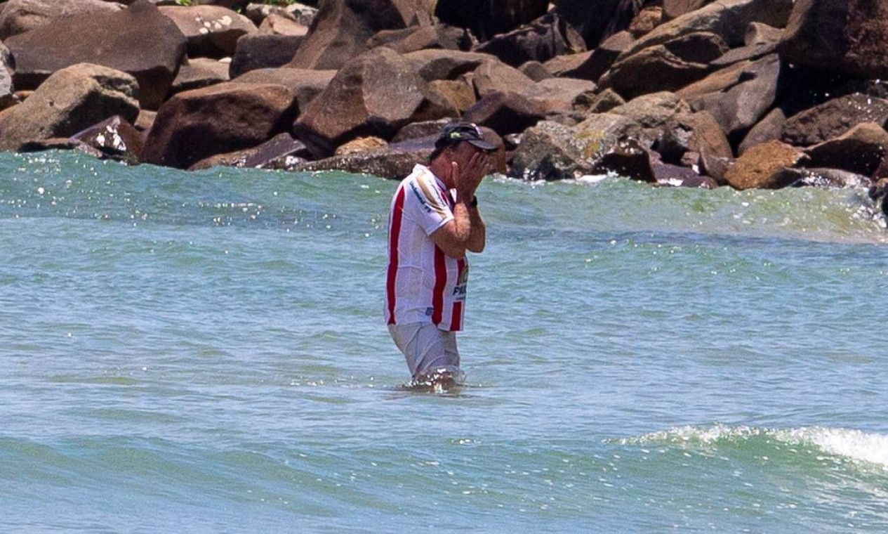 O presidente Jair Bolsonaro, no dia 29, durante banho de mar após passeio de jet ski na praia em São Francisco do Sul, Santa Catarina Foto: VILMAR BANNACH / PHOTOPRESS/ESTADÃO CONTEÚDO