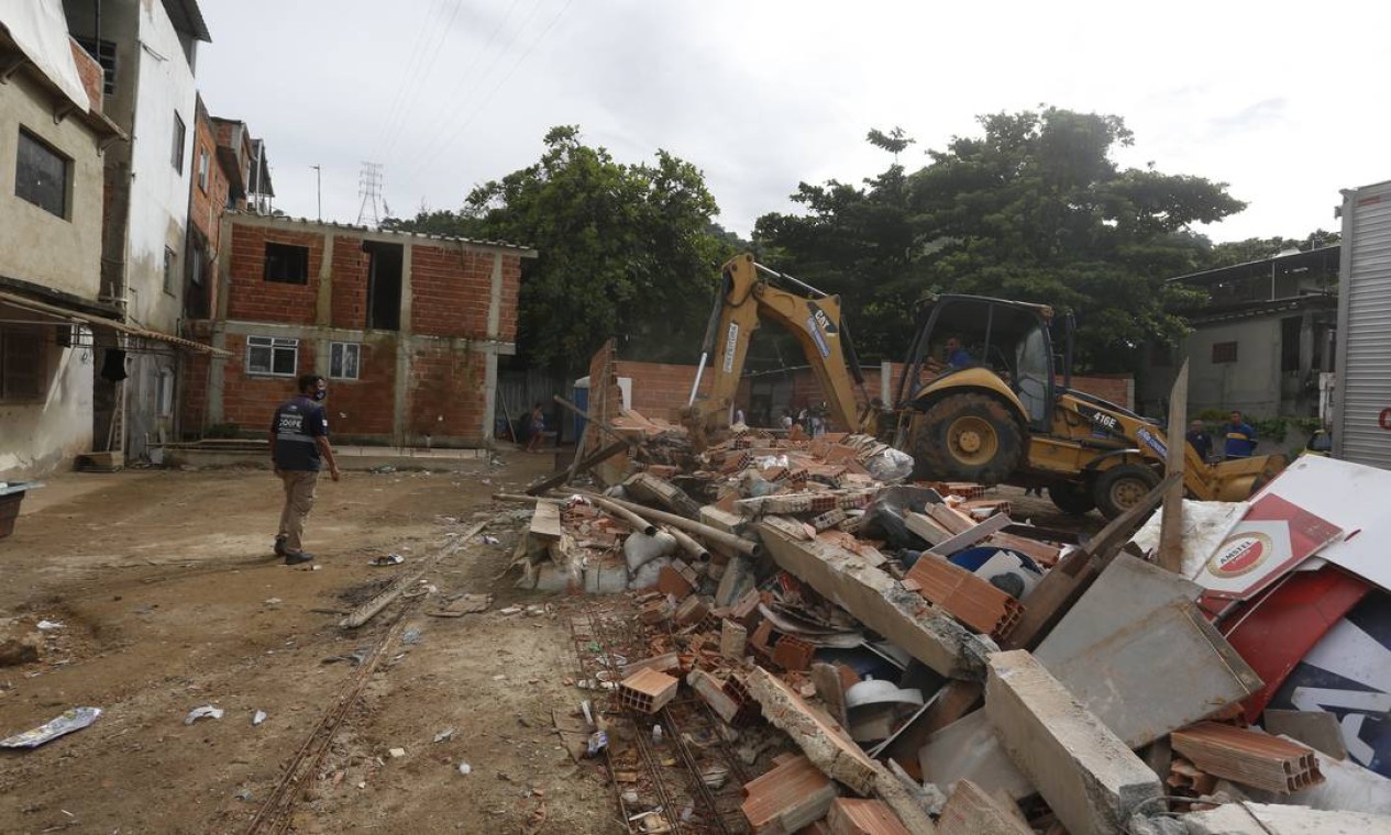 Equipes da Prefeitura do Rio realizam operação para demolir imóveis construídos irregularmente na Muzema, na manhã desta segunda-feira (3) Foto: Fabiano Rocha / Agência O Globo