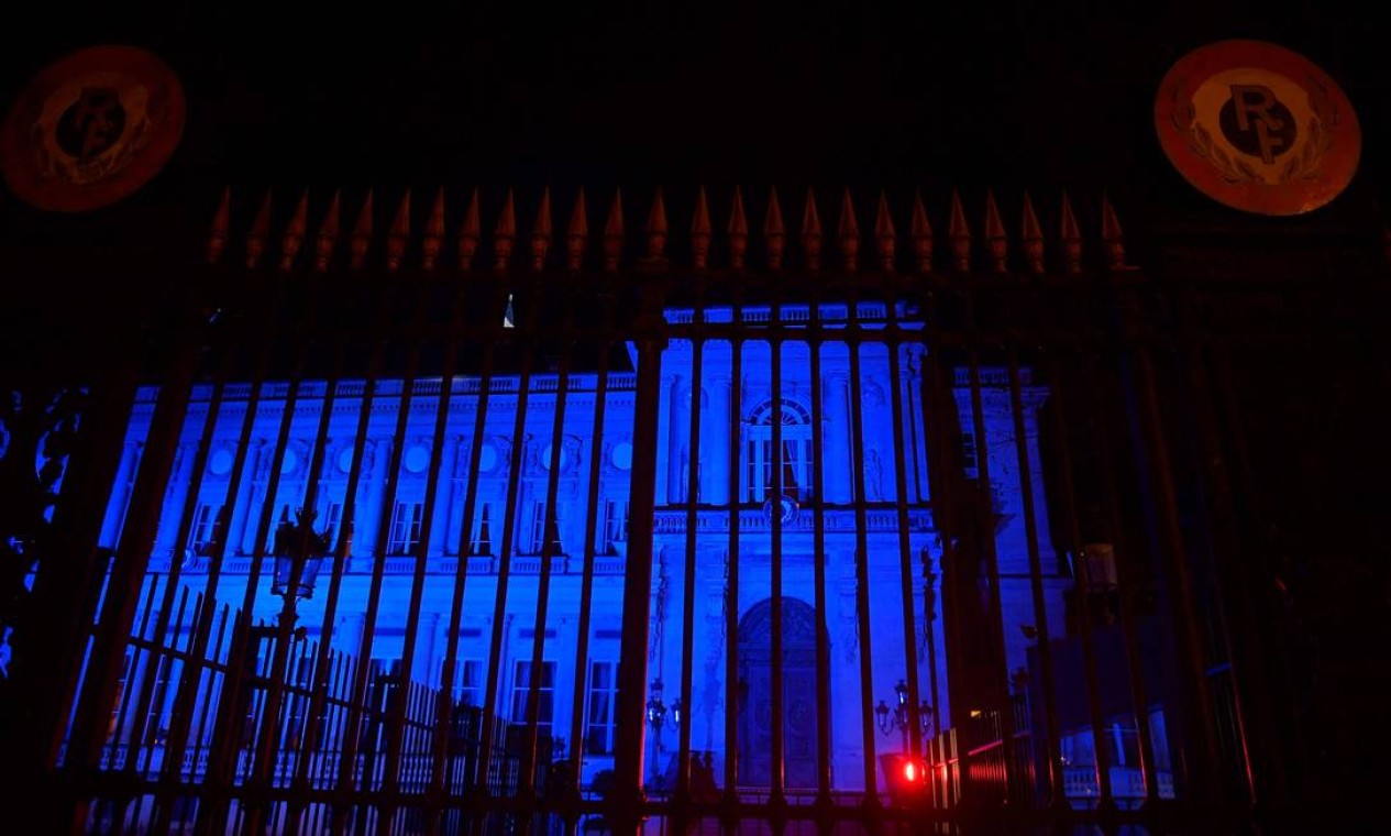 Ministério do Quai d'Orsay aceso em azul para marcar a presidência francesa de seis meses da UE Foto: JULIEN DE ROSA / AFP
