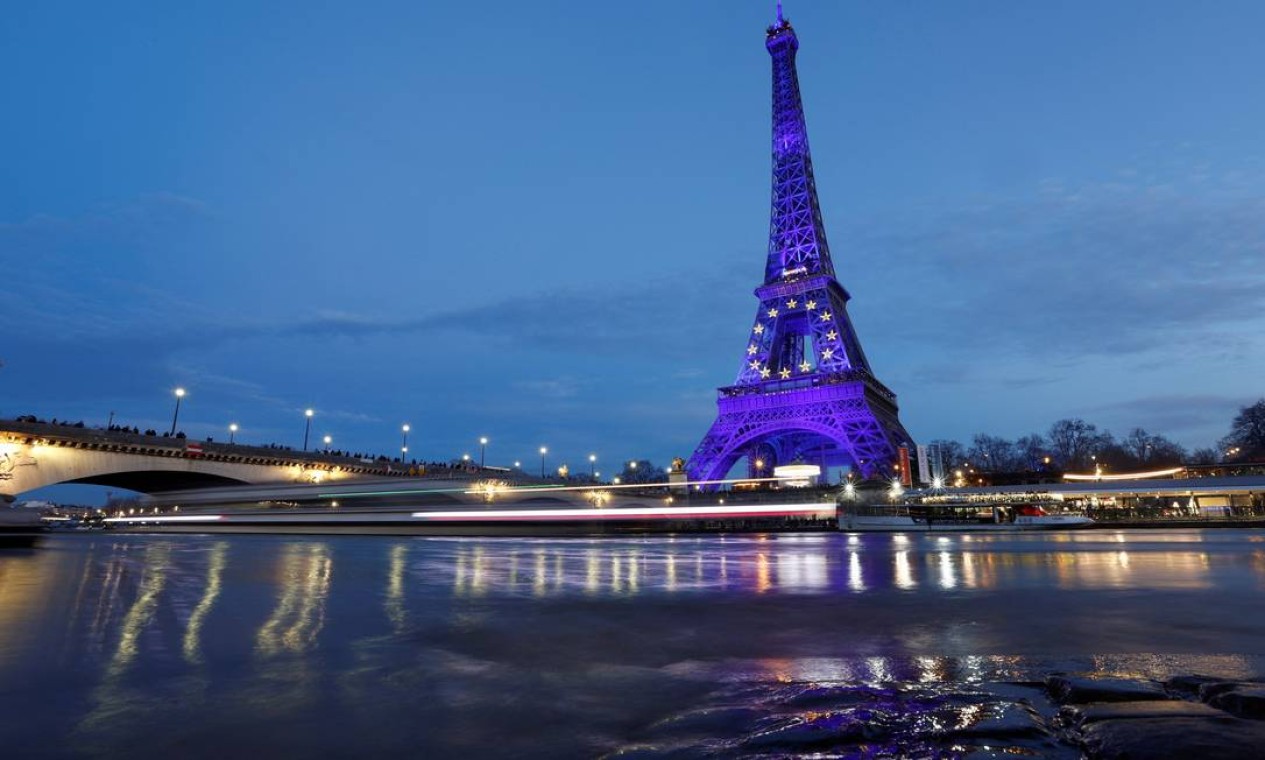 A Torre Eiffel é vista iluminada em azul para comemorar o início da presidência francesa da União Europeia, em Paris Foto: CHRISTIAN HARTMANN / REUTERS
