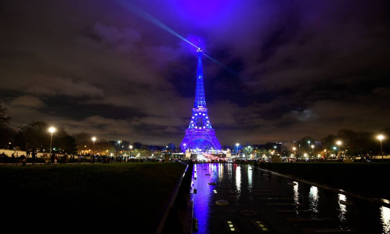 A Torre Eiffel iluminada em azul marcar na véspera de Ano Novo, em Paris, marca presidência temporária da França no Conselho da UE, que vigorará nos próximos seis meses Foto: ALAIN JOCARD / AFP