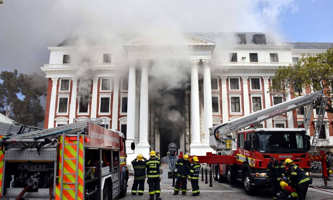 Bombeiros trabalham após incêndio na Câmara dos Deputados sul-africana, na Cidade do Cabo, ser controlado Foto: ELMOND JIYANE/GCIS / via REUTERS