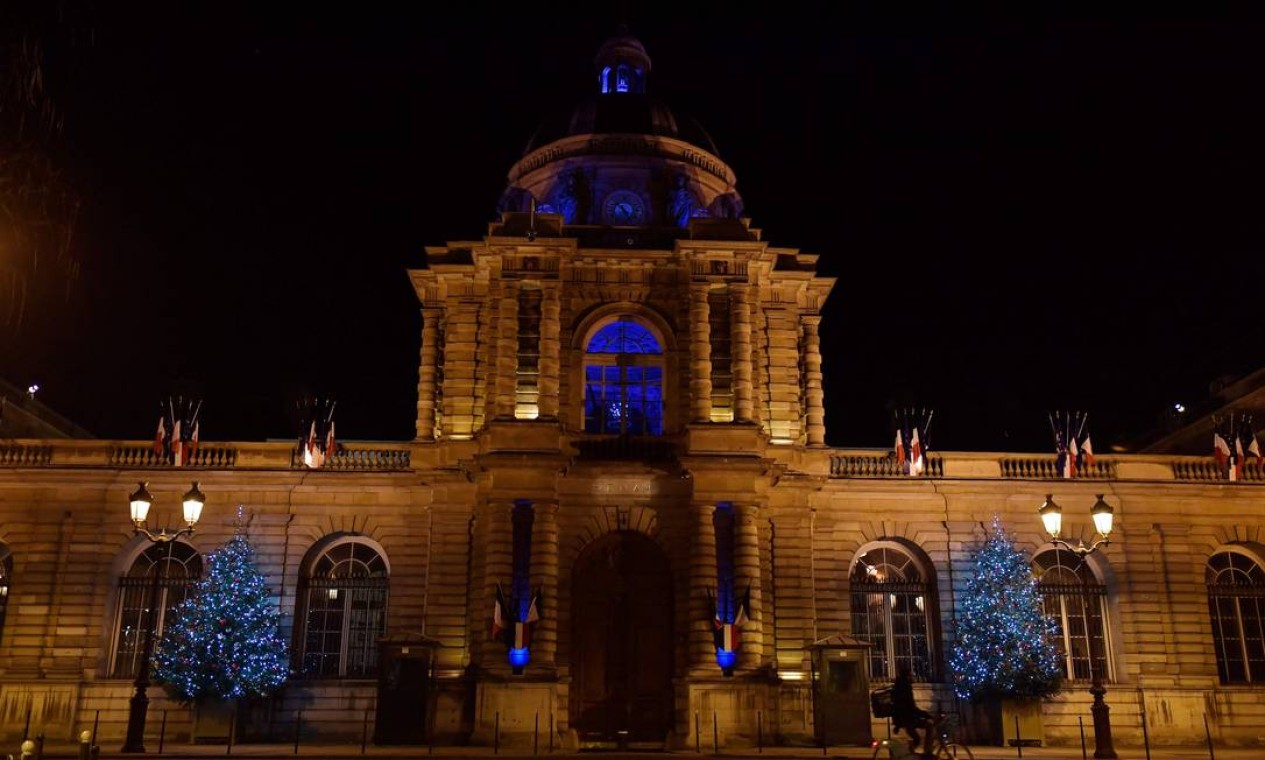 O Senado francês aceso em azul Foto: JULIEN DE ROSA / AFP