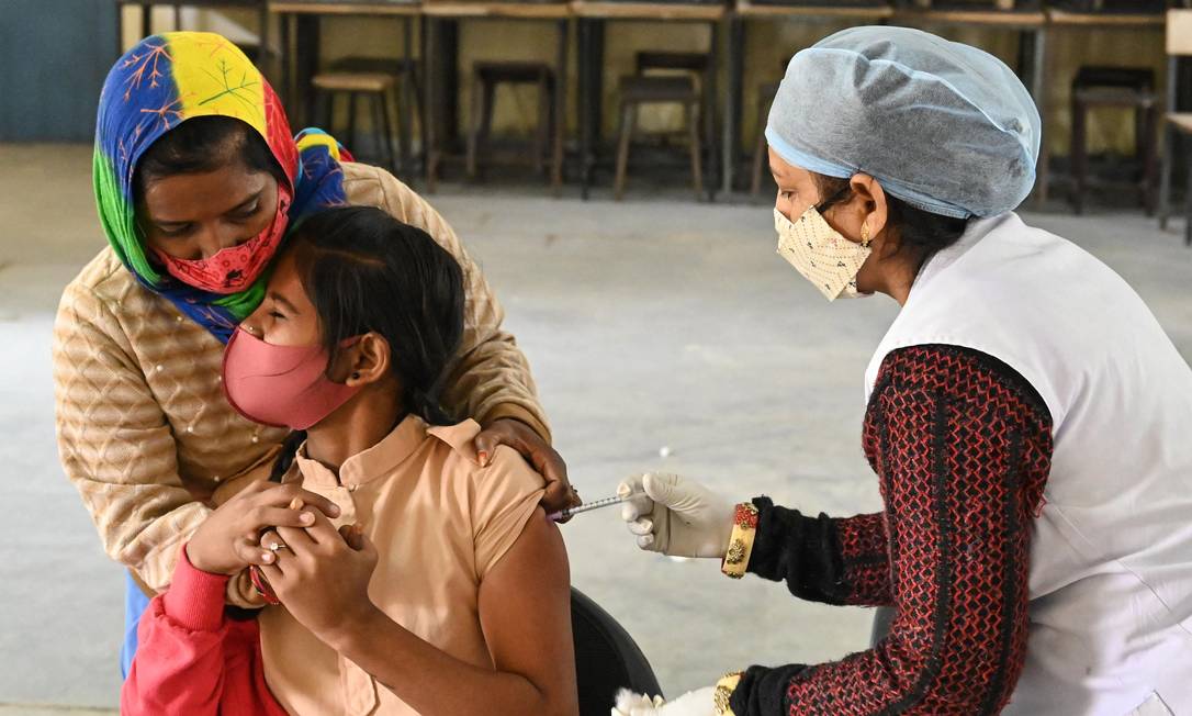Un estudiante recibe una dosis de la vacuna Covid-19 durante una campaña de vacunación para personas de 15 a 18 años en una escuela en Ajmer, India. Foto: SHAUKAT AHMED / AFP