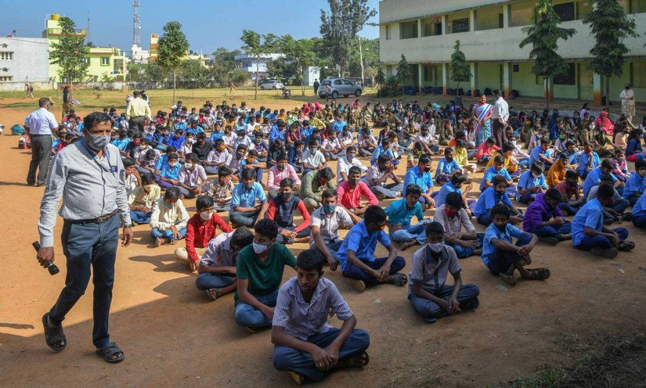 Estudantes entre 15 e 18 anos esperam para serem vacinados com uma dose da vacina Covaxin contra a Covid-19 durante uma campanha de vacinação em uma escola em Bangalore, na Índia Foto: MANJUNATH KIRAN / AFP
