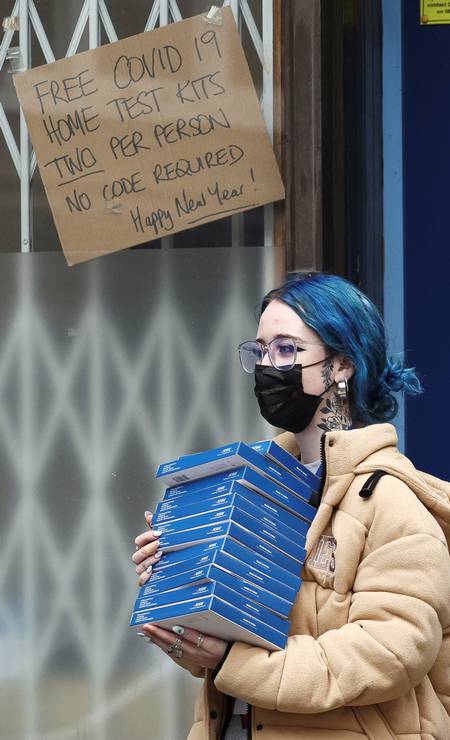 Mulher deixa um prédio do governo local após coletar kits gratuitos de autoteste de covid em meio ao surto da doença em Londres Foto: HENRY NICHOLLS / REUTERS