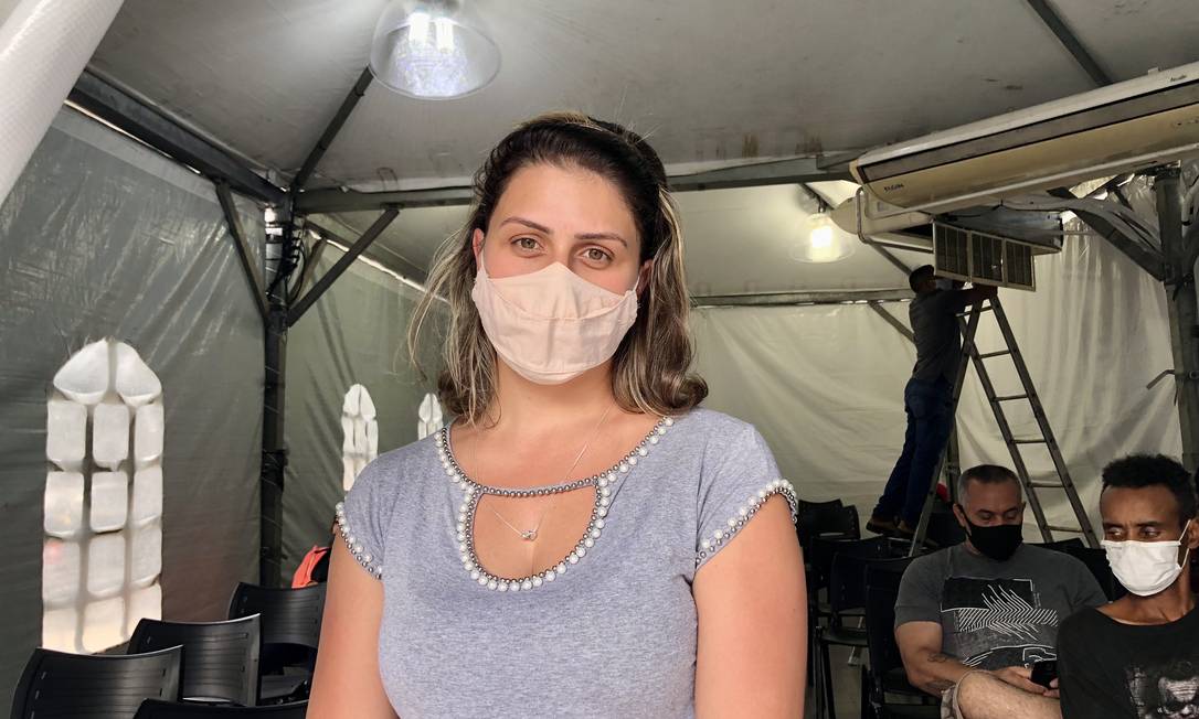 Elisângela Chable enfrenta fila em posto de saúde na Lapa, em SP, para saber se tem Covid ou gripe Foto: Constança Tatsch / Agência O Globo