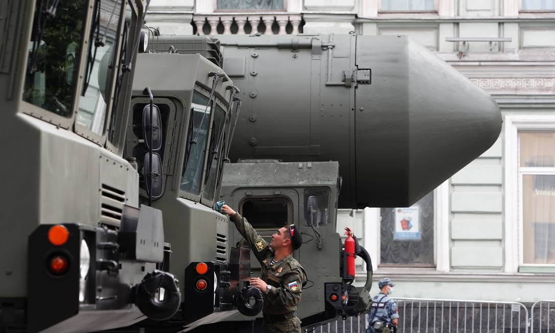 Militares russos inspecionam veículos, um deles com um míssil balístico, antes do ensaio para o Desfile do Dia da Vitória, em Moscou, em 2020 Foto: MAXIM SHEMETOV / Reuters