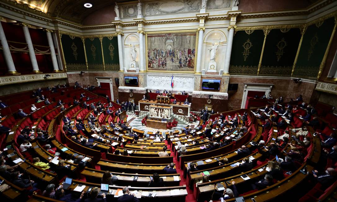 Deputados reunidos no Parlamento francês, em Paris, para decidir pela transfrmação do passe sanitário em um passaporte de vacinação Foto: SARAH MEYSSONNIER / REUTERS