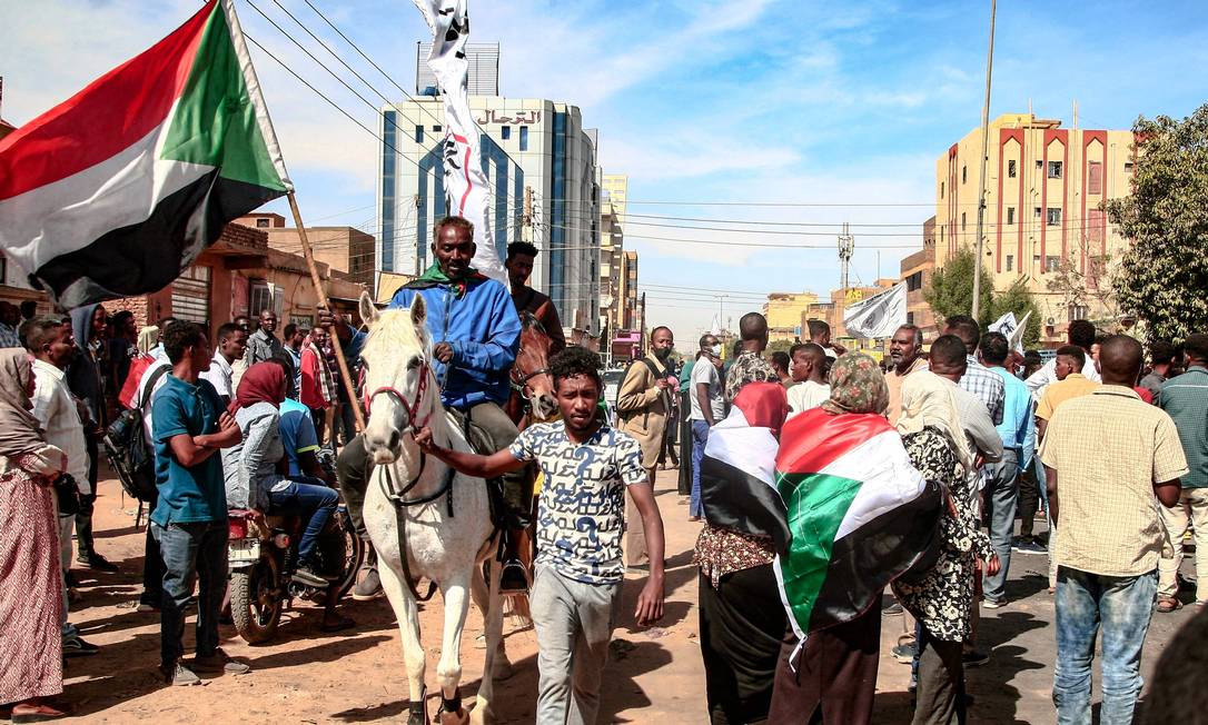 Sudaneses durante protesto na capital Cartum Foto: AFP / 02-01-2022