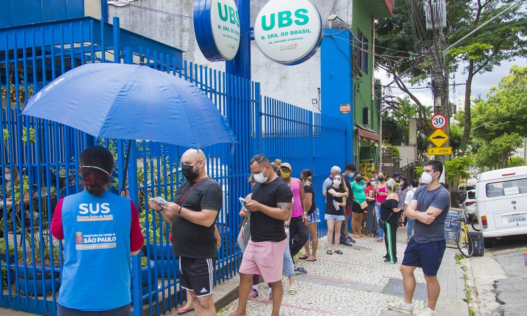 Espera para atendimento na UBS Nossa Senhora do Brasil, em São Paulo, onde sintomas respiratórios provocaram filas de quase três horas Foto: Edilson Dantas / Agência O Globo/03-01-2021