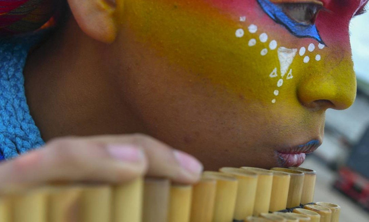 Foliona toca música antes do desfile "Chant to Earth" (Cante para a Terra) durante o Carnaval de Negros e Brancos, maior festa da região sudoeste da Colômbia, no estádio Libertad, em Pasto Foto: JOAQUIN SARMIENTO / AFP
