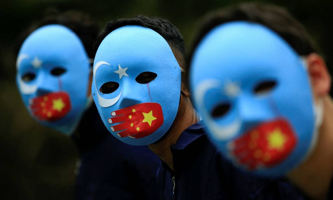 Ativistas protestam em um parque de Jacarta, Indonésia, contra o tratamento da China para com o povo de etnia uigur e apelam ao boicote dos Jogos Olímpicos de Inverno de 2022 em Pequim Foto: WILLY KURNIAWAN / REUTERS