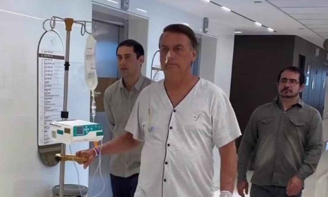Bolsonaro caminha no corredor do hospital em São Paulo durante internação em janeiro: 'dificuldade de esvaziamento gástrico' Foto: Reprodução/Arquivo/Instagram