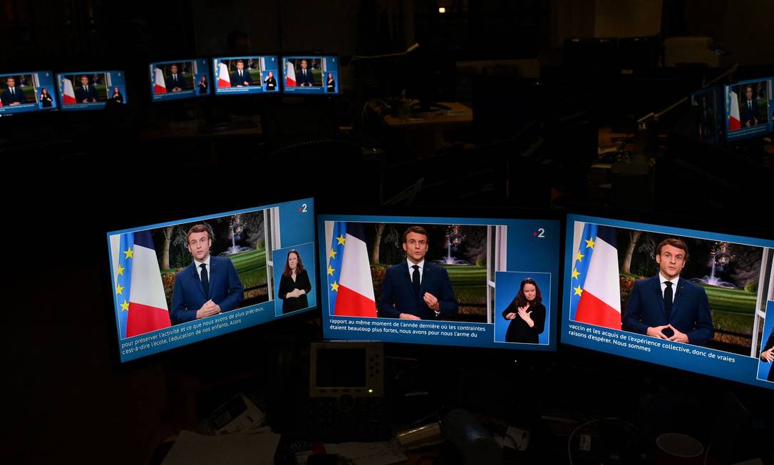 Imagens do discurso de Ano Novo do presidente francês, Emmanuel Macron, no dia 31 de dezembro de 2021 Foto: MARTIN BUREAU / AFP