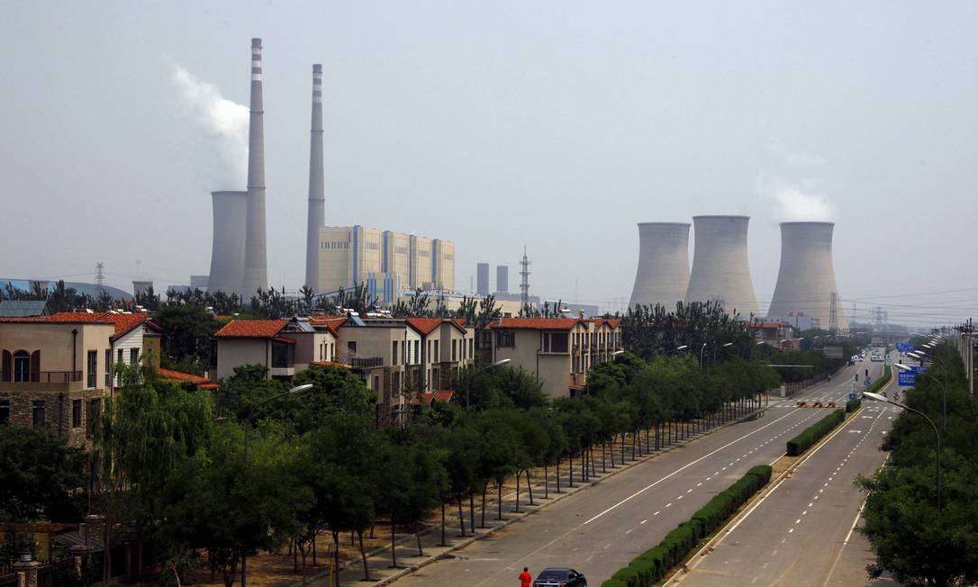 Usina de carvão construída próxima a uma área residencial em Pequim, na China Foto: DAVID GRAY / Reuters