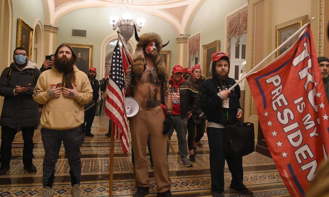 Manifestantes entram no Capitólio, a sede do Legislativo americano, buscando interromper certificação da vitória de Joe Biden Foto: SAUL LOEB / AFP/6-1-21