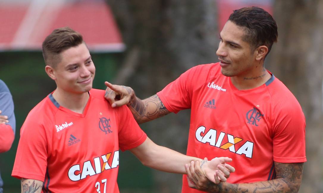Adryan (esquerda) ao lado de Guerrero em foto de 2016 Foto: Gilvan Souza / Flamengo