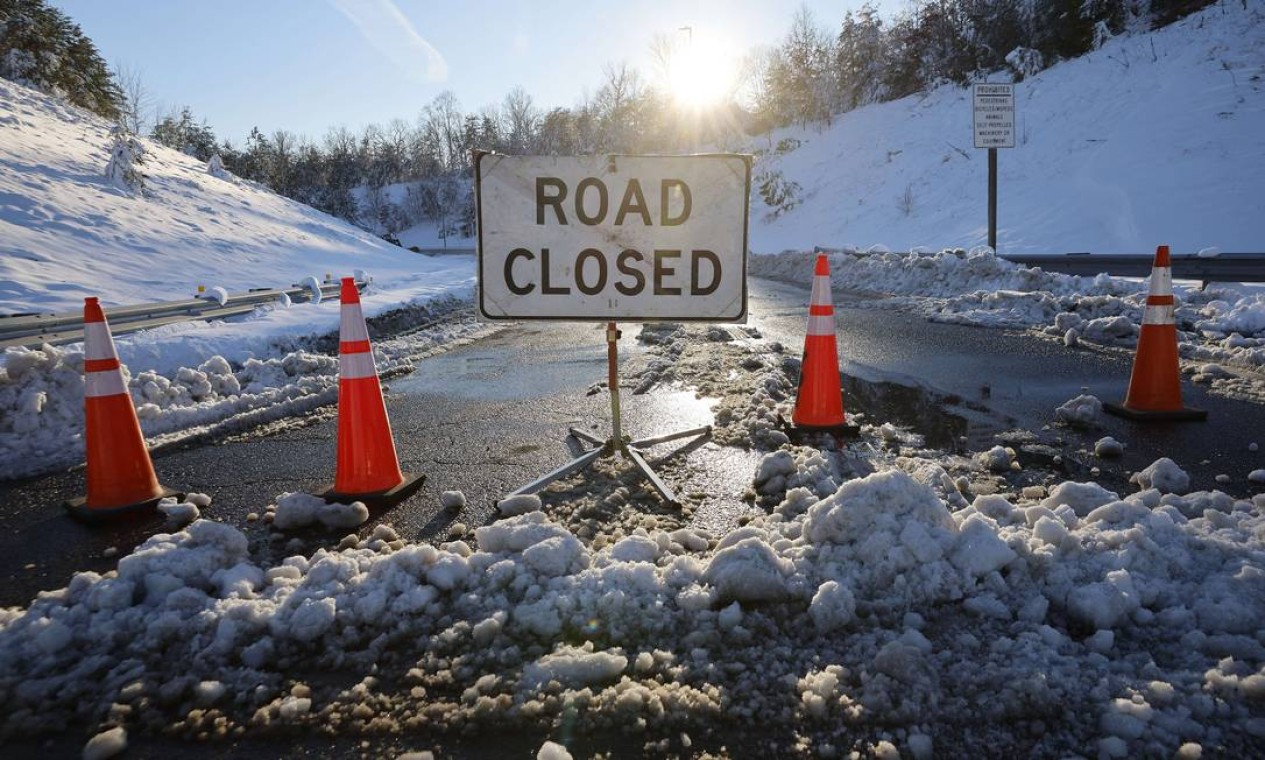 Estrada foi fechada em seus dois sentidos após pior nevasca desde 2019 cair sobre o estado da Virginia Foto: CHIP SOMODEVILLA / AFP