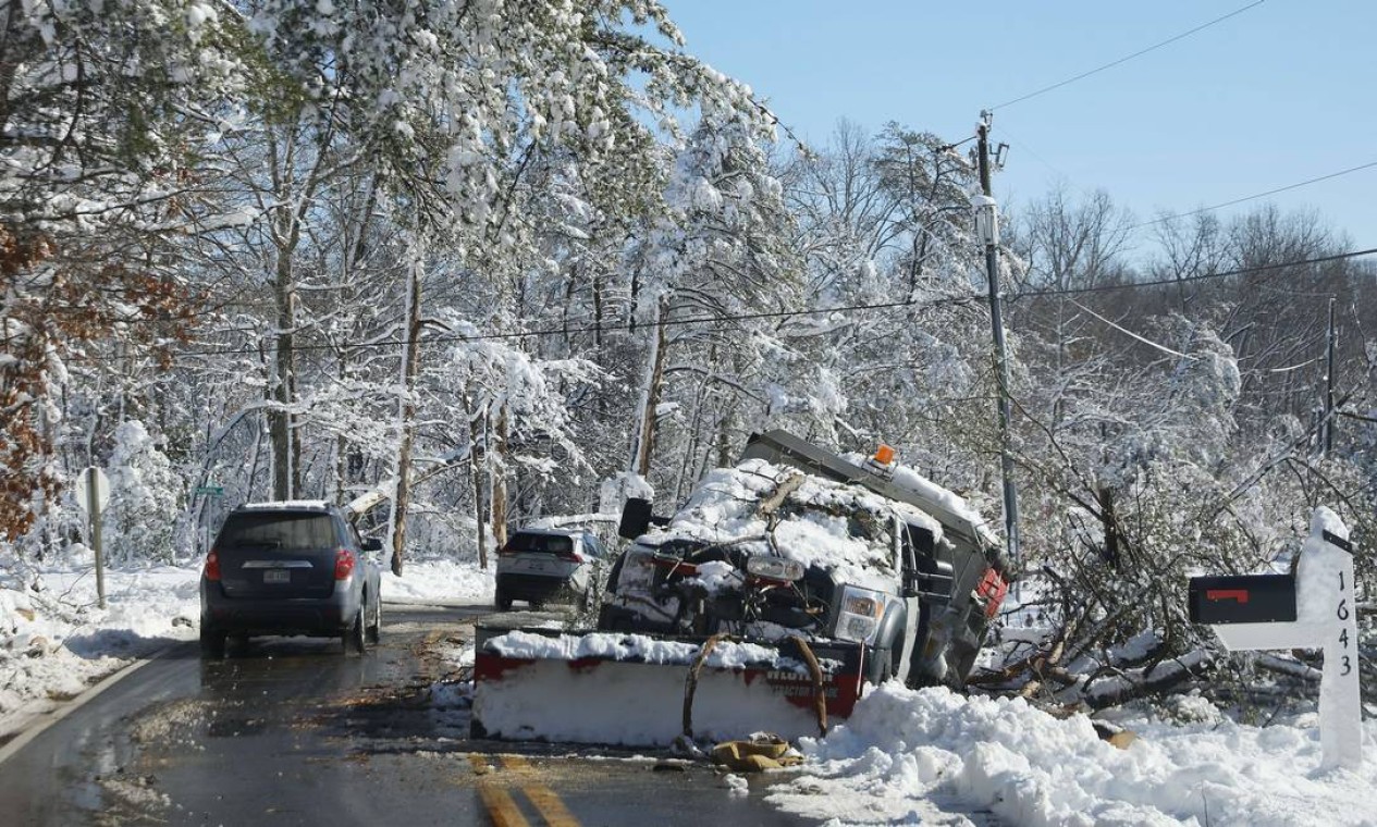 Carro acidentado aparece abandonado em foto após nevasca desta segunda-feira Foto: CHIP SOMODEVILLA / AFP