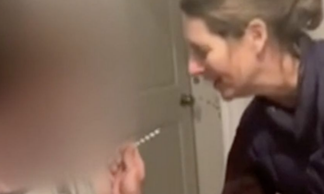 A professora Laura Russo foi presa após vacinar estudante em casa nos EUA Foto: Reprodução/CBS News