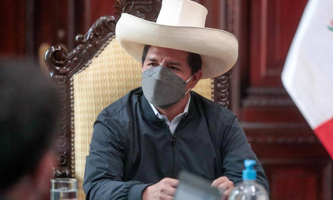 Pedro Castillo, presidente do Peru, sendo qustionado por procuradores no paláci do governo, em Lima Foto: - / AFP