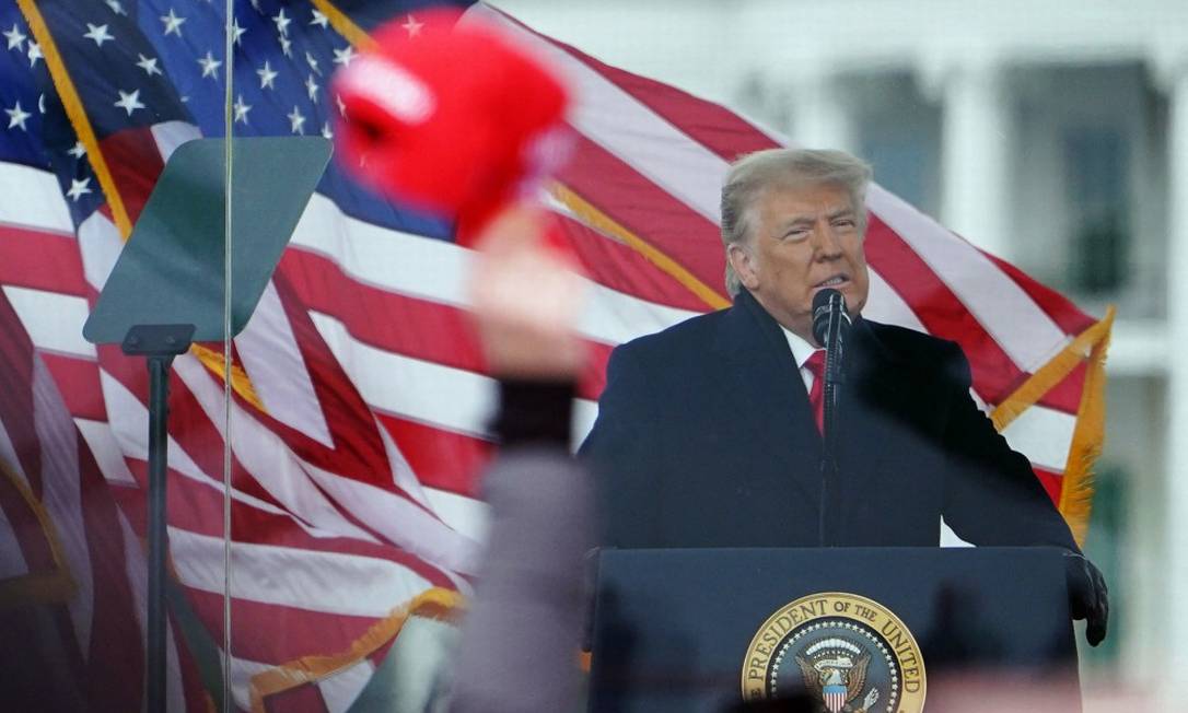 Em foto de 6 de janeiro de 2020, Donald Trump, então presidente dos Estados Unidos, discursa para apoiadores horas antes da invasão do Capitólio Foto: MANDEL NGAN / AFP