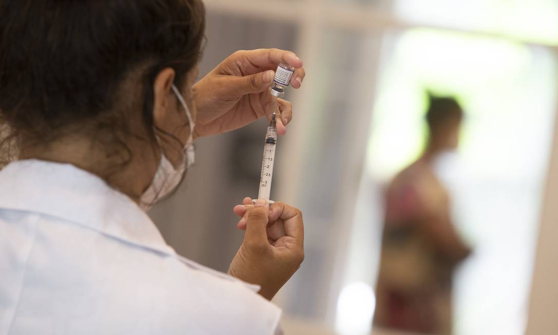 Dose de reforço é aplicada em quem foi vacinado há pelo menos quatro meses Foto: Márcia Foletto / Agência O Globo