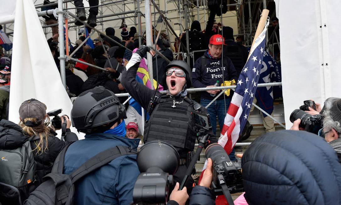 Manifestante conclama apoiadores de Trump a invadir o Capitólio, em 6 de janeiro de 2021 Foto: JOSEPH PREZIOSO / AFP/06-01-2021