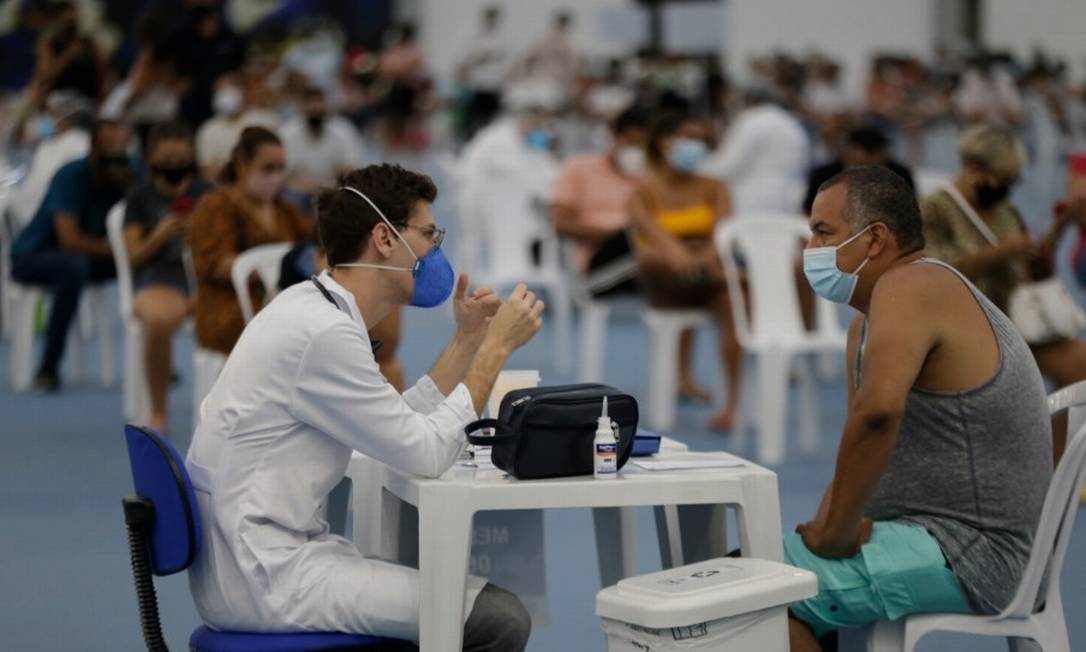 Paciente é atendido em centro de testagem no Parque Olímpico Foto: Domingos Peixoto