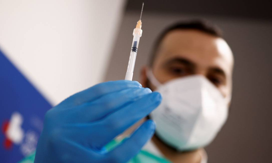 Profissional de saúde com uma seringa contendo uma dose da vacina contra Covid-19 da Moderna em Roma, na Itália, em 5 de janeiro de 2022 Foto: GUGLIELMO MANGIAPANE / REUTERS