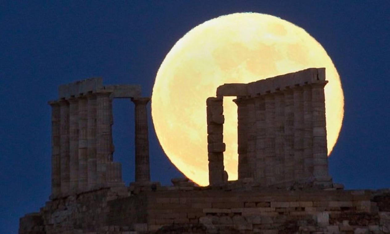 Superlua é fotografada na Grécia, no templo de Poseidon, em junho de 2013 Foto: Yannis Behrakis / Reuters