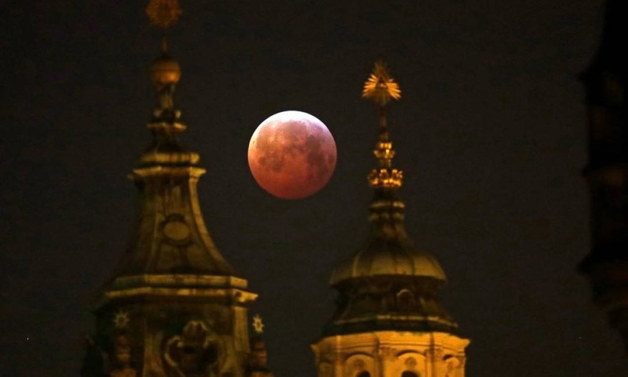 Lua de Sangue fotografada em Praga, na República Tcheca, em janeiro de 2021 Foto: David W Cerny / Reuters