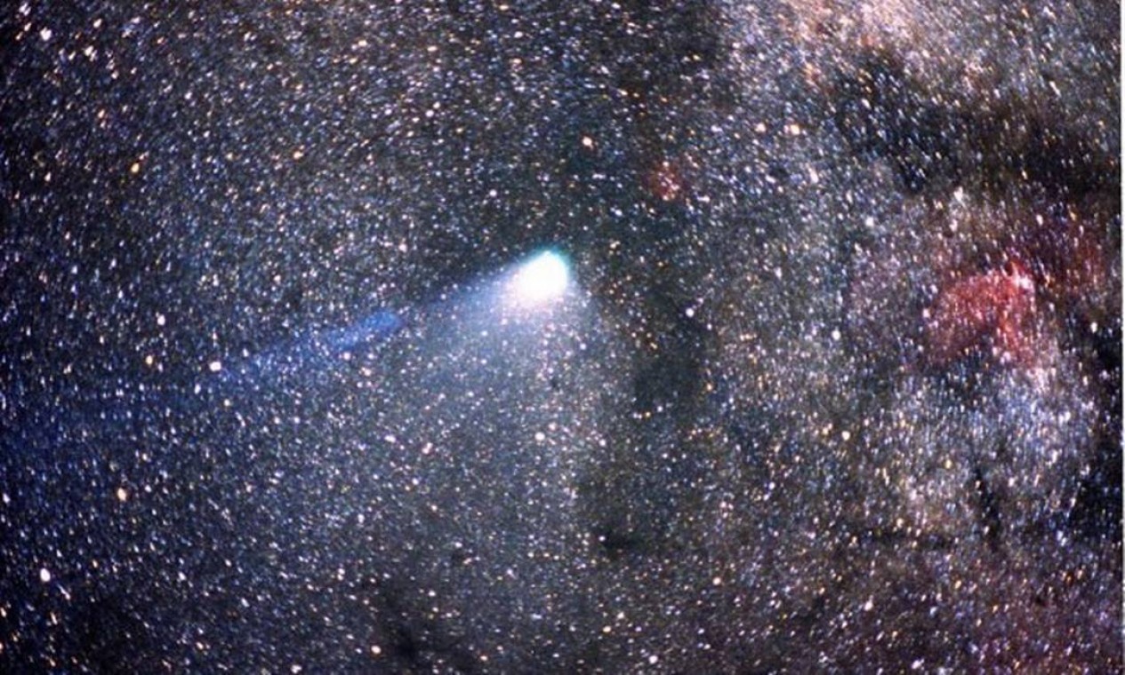 Imagem do cometa Halley, que esteve pela última vez na Terra em 1986. A chuva de meteoros Orionidas, que ocorrerá em outubro, é formada de fragmentos do Halley Foto: NASA